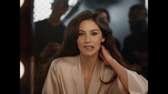 Gracie Abrams aprinde un café parizian